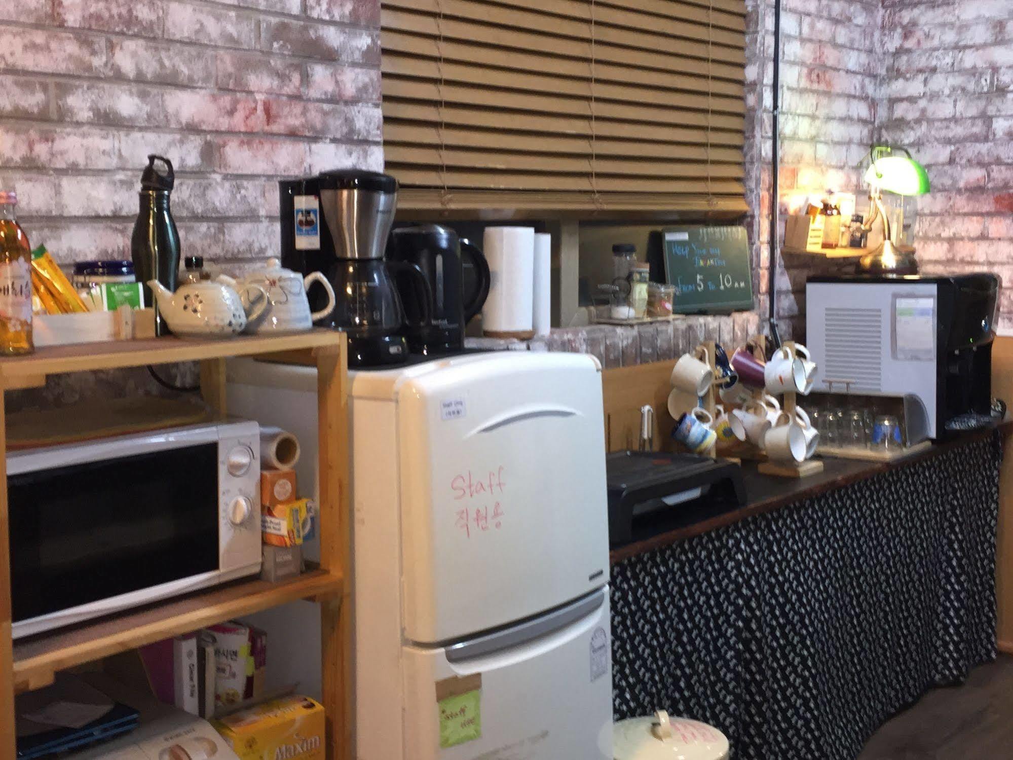 Backpackers In Jeju City Center ภายนอก รูปภาพ