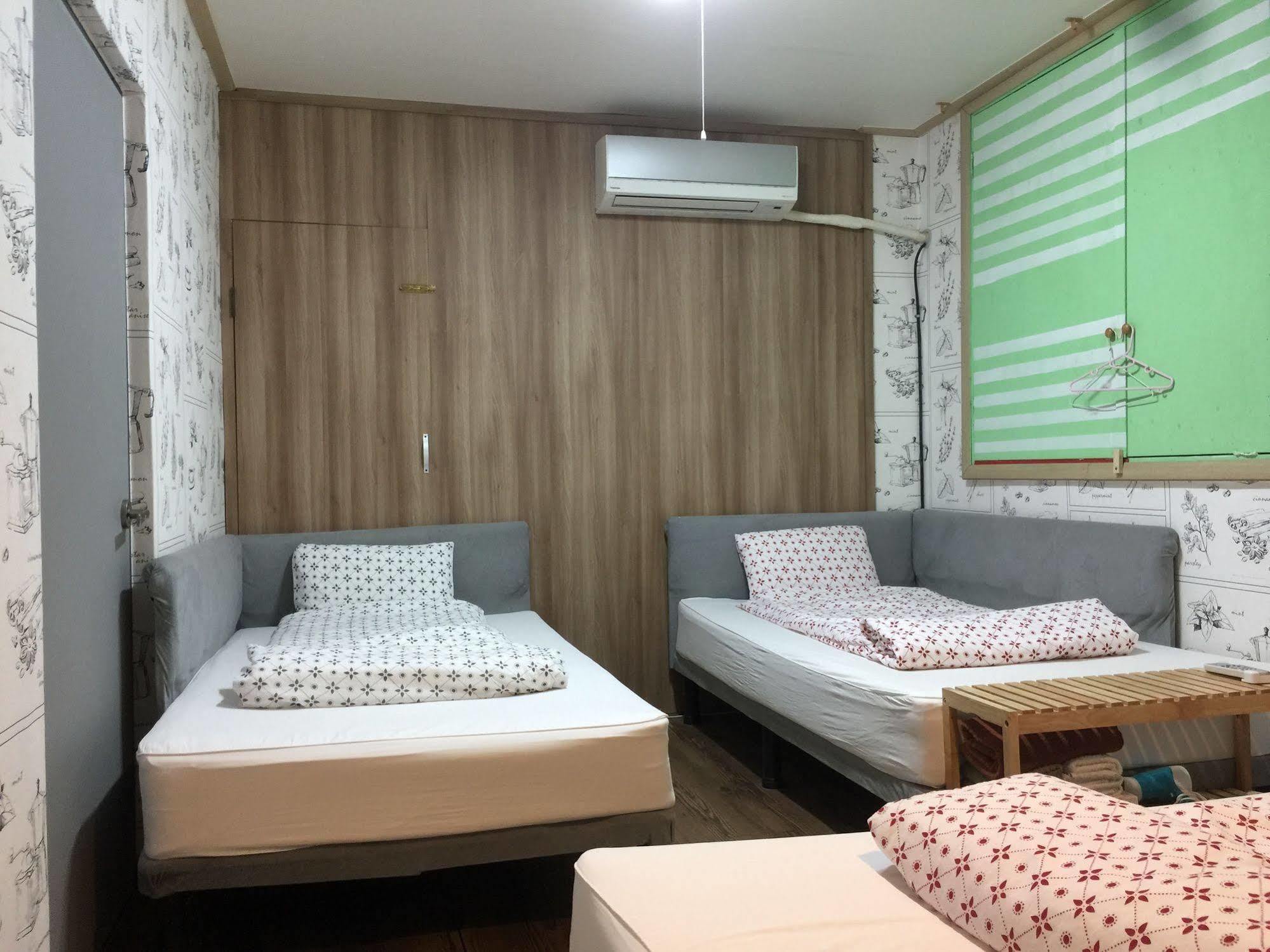 Backpackers In Jeju City Center ภายนอก รูปภาพ