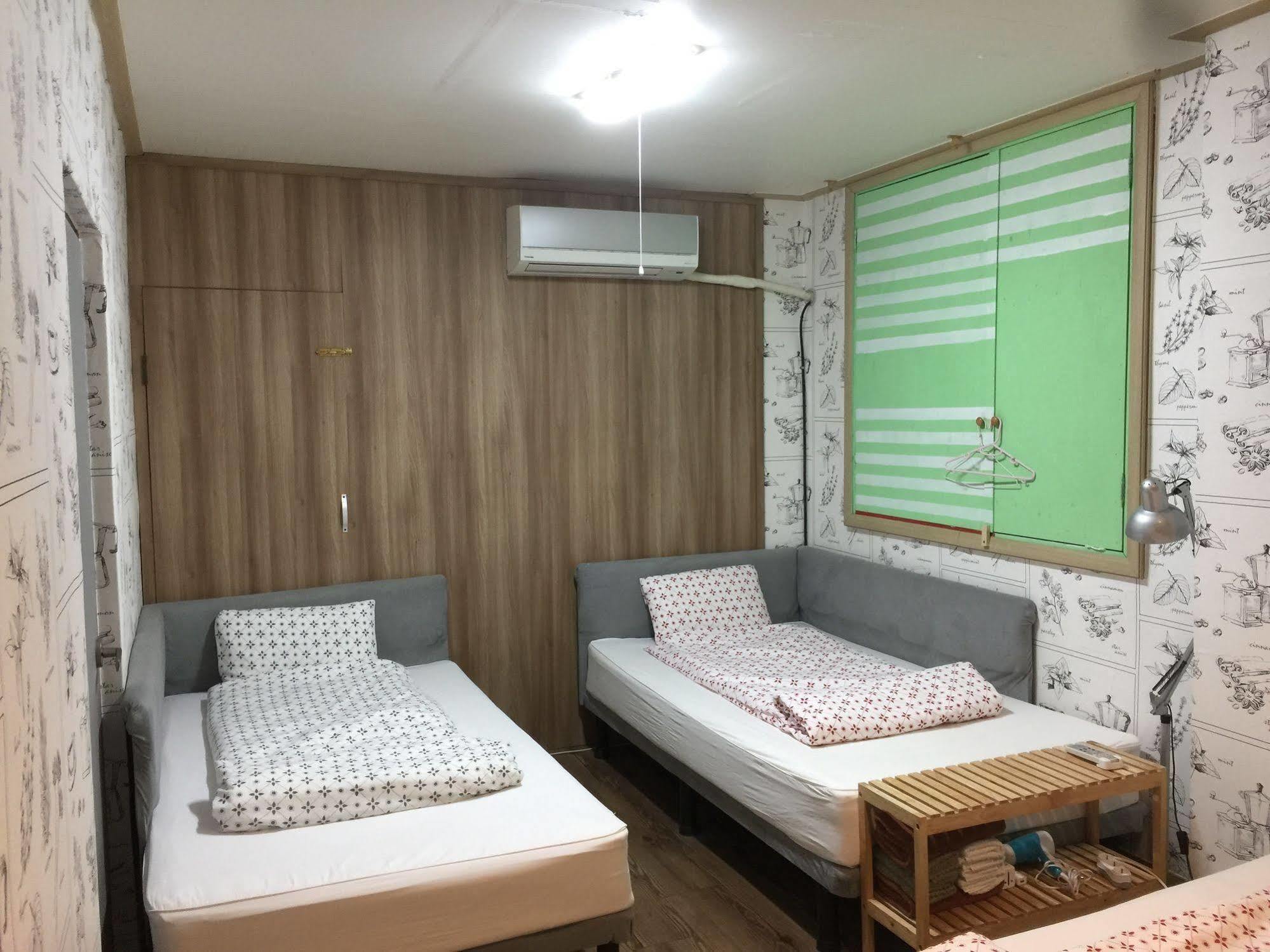 Backpackers In Jeju City Center ภายนอก รูปภาพ