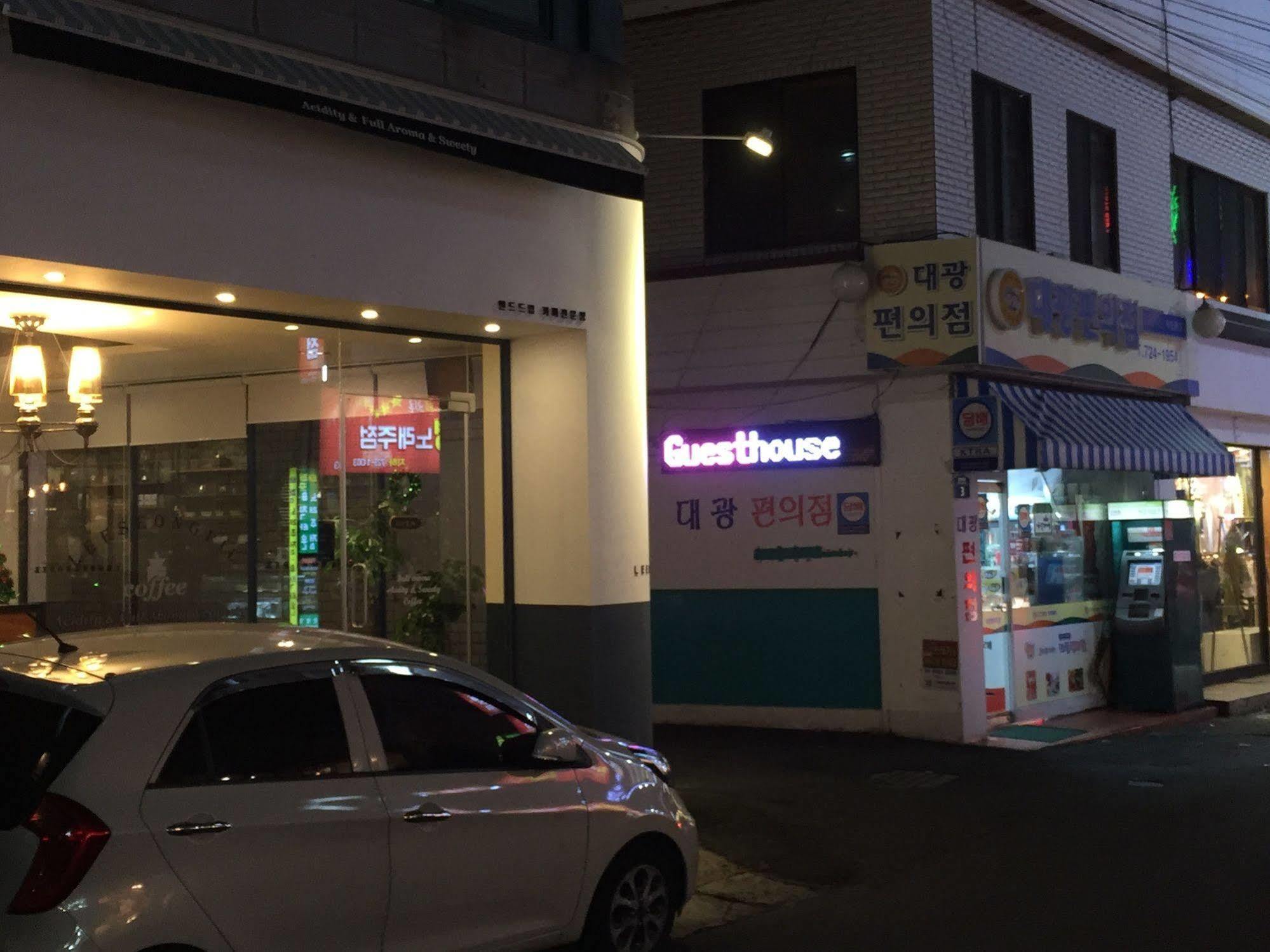 Backpackers In Jeju City Center ภายนอก รูปภาพ